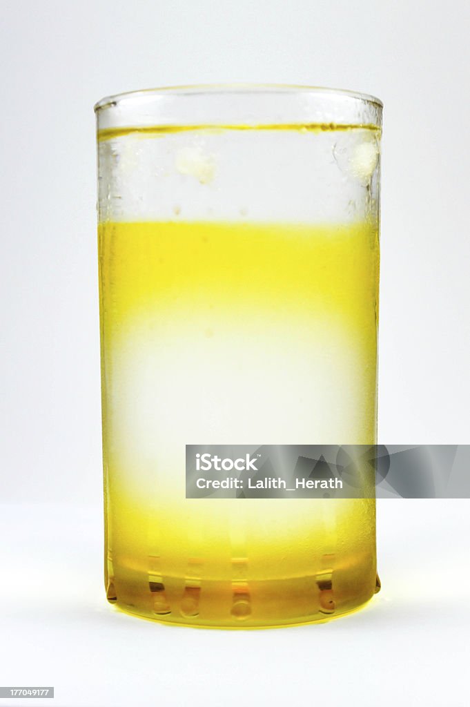 Bicchiere di acqua fredda con ghiaccio - Foto stock royalty-free di Acqua