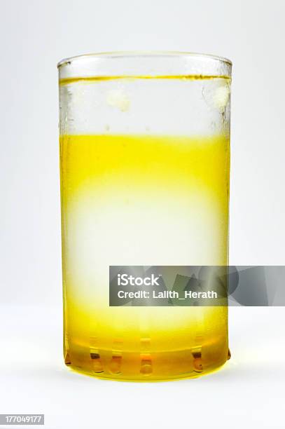 Bicchiere Di Acqua Fredda Con Ghiaccio - Fotografie stock e altre immagini di Acqua - Acqua, Acqua minerale, Acqua potabile
