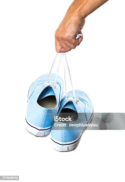 Mujer Mano Agarrando Zapatillas Sobre Fondo Blanco Foto de stock y más banco de imágenes de Accesorio personal - Accesorio personal, Actividad, Blanco - Color