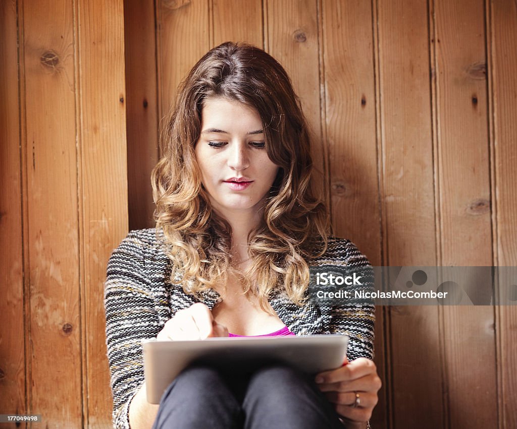 Schöne Junge Frau mit tablet PC - Lizenzfrei Blick nach unten Stock-Foto