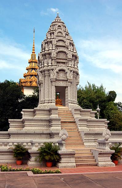 giardino della pagoda d'argento, palazzo reale di phnom penh - stupa royal stupa local landmark national landmark foto e immagini stock