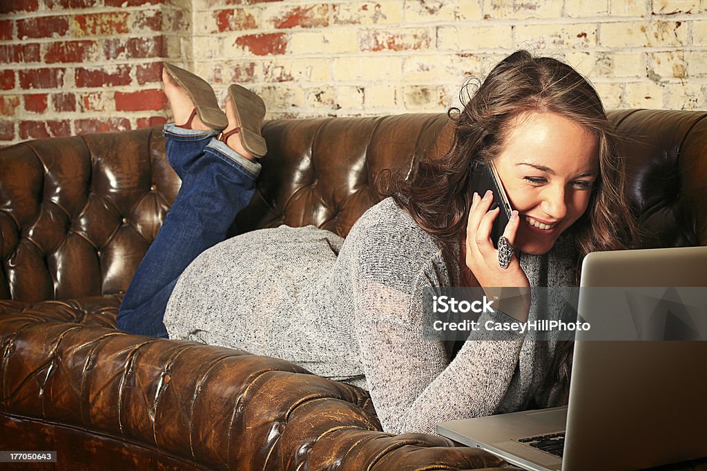 Teenager Mädchen Networking auf Sofa - Lizenzfrei 18-19 Jahre Stock-Foto