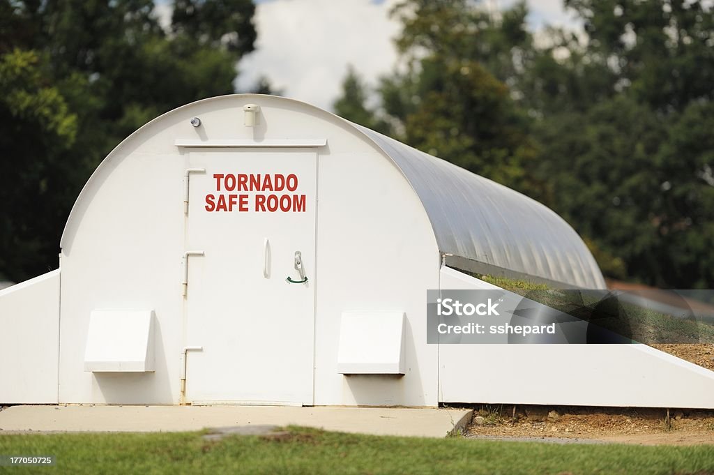 Tornado Bezpieczny pokój w społeczności - Zbiór zdjęć royalty-free (Wiatrochron)