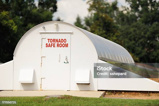 Tornado Bezpieczny Pokój W Społeczności - zdjęcia stockowe i więcej obrazów Wiatrochron - Wiatrochron, Emergency Shelter, Burza