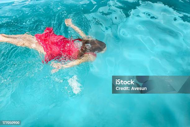 Foto de Jovem Mulher Nadando Debaixo Dágua Na Piscina e mais fotos de stock de Adulto - Adulto, Azul, Azul Turquesa