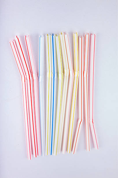 palhinha de plástico - drinking straw plastic design in a row imagens e fotografias de stock