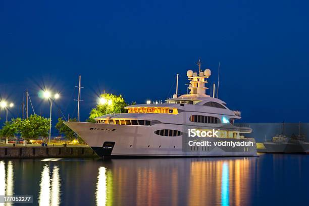 Foto de Iate De Luxo No Porto e mais fotos de stock de Iate - Embarcação de lazer - Iate - Embarcação de lazer, Noite, Iatismo