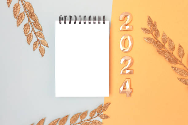 clean notepad mock up, glittering decorative branches and 2024 numbers. - determination new years eve list aspirations imagens e fotografias de stock