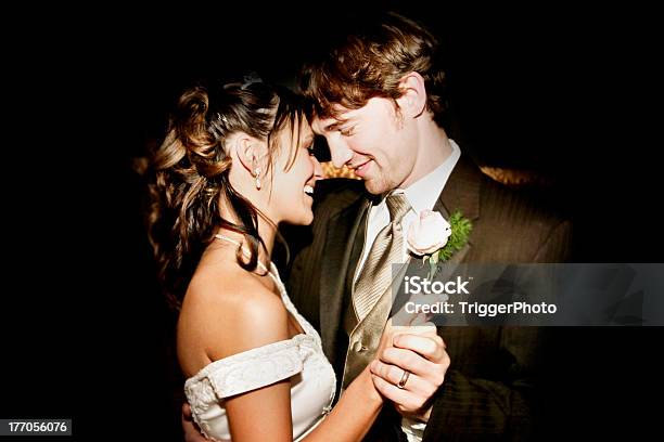 매력적인 신부 및 신랑 행복함 웨딩 커플입니다 댄스 결혼식에 대한 스톡 사진 및 기타 이미지 - 결혼식, 갈색 머리, 결혼 반지