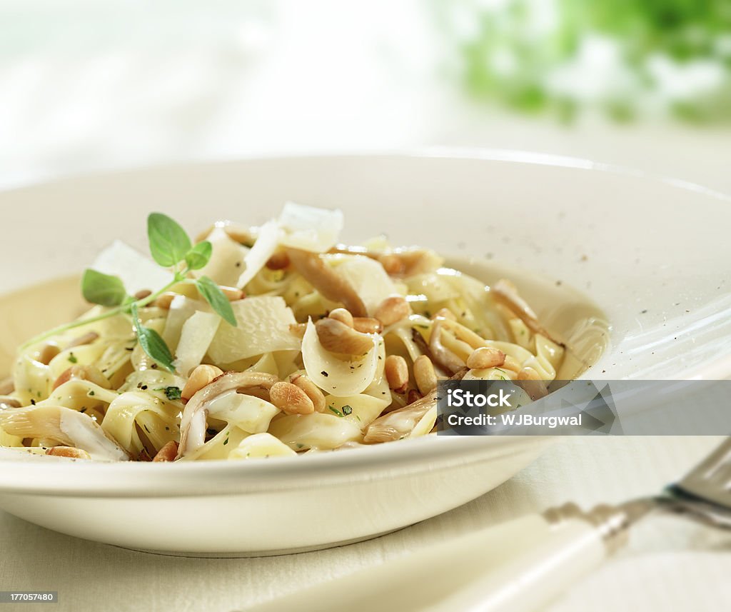 Platos de tagliatelle italiano con queso parmesano y piñones - Foto de stock de Alimento libre de derechos