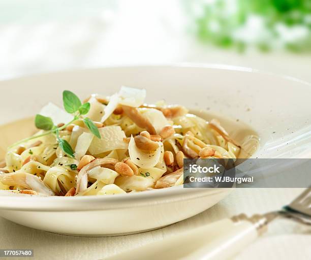 Ristorante Italiano Tagliatelle Con Parmigiano E Pinoli - Fotografie stock e altre immagini di Cena