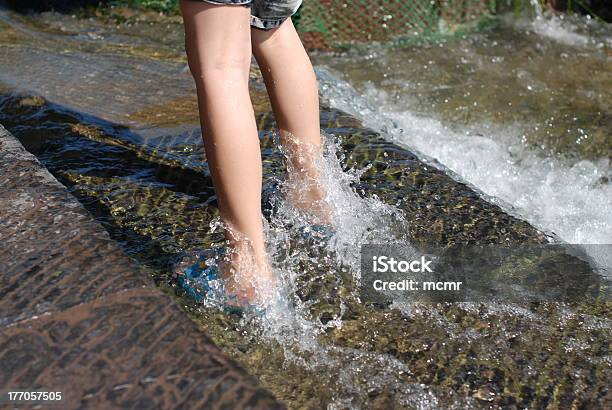 Foto de Garotinho Está Brincando Com Água e mais fotos de stock de Abstrato - Abstrato, Arrebentação, Azul