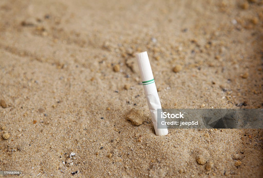 Einstreu am Strand, landen cigarette butt - Lizenzfrei Abschied Stock-Foto