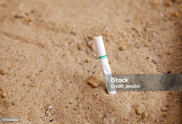 Einstreu Am Strand Landen Cigarette Butt Stockfoto und mehr Bilder von Abschied - Abschied, Aktivitäten und Sport, Alt