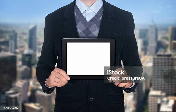 Empresário Mostrando Em Branco Digital Tablet - Fotografias de stock e mais imagens de Adulto - Adulto, Ao Ar Livre, Apresentação - Discurso