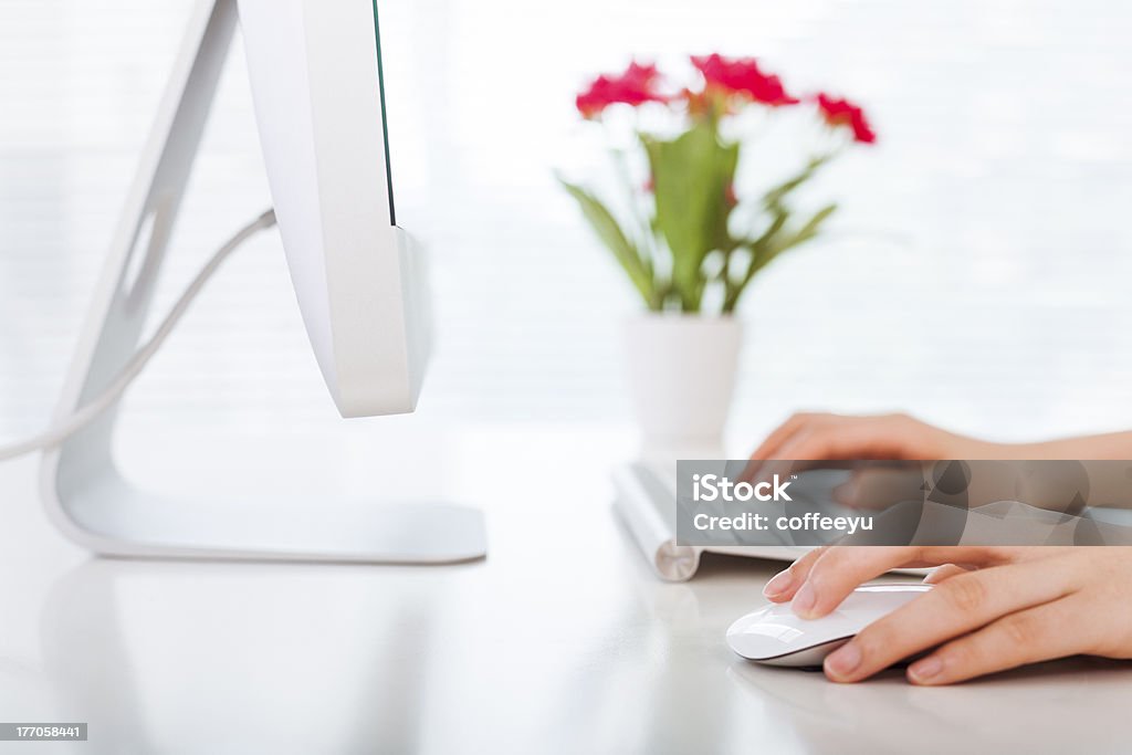 Utiliser l'ordinateur dans le bureau - Photo de Affaires libre de droits