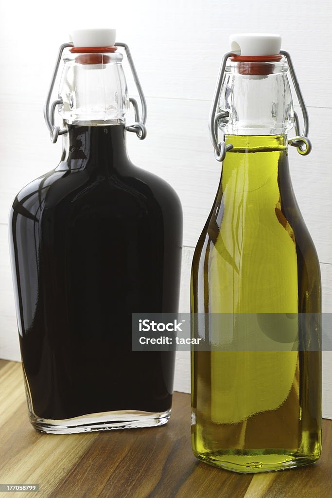 Aceite de oliva y vinagre balsámico - Foto de stock de Aceite de oliva libre de derechos