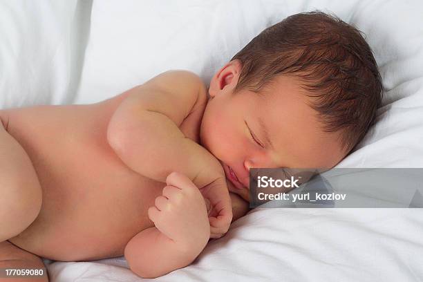 Recém Nascido Baby - Fotografias de stock e mais imagens de 0-11 Meses - 0-11 Meses, Cobertor, Contente