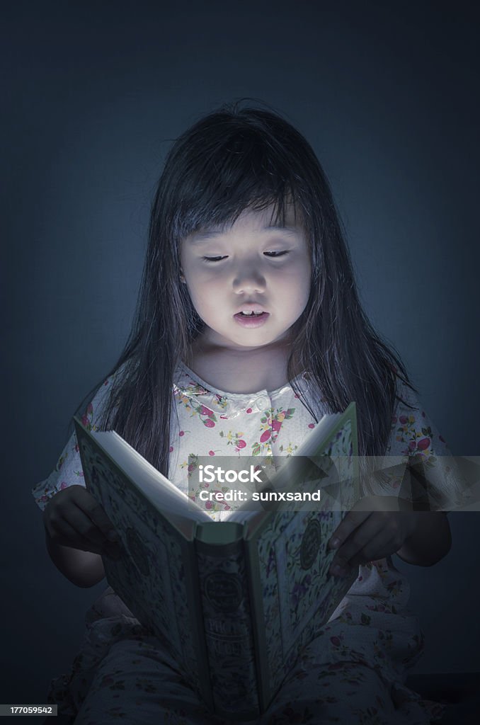 여자아이 독서모드 예약 어두운 배경 - 로열티 프리 감정 스톡 사진