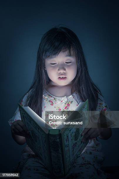 여자아이 독서모드 예약 어두운 배경 감정에 대한 스톡 사진 및 기타 이미지 - 감정, 교육, 도서관