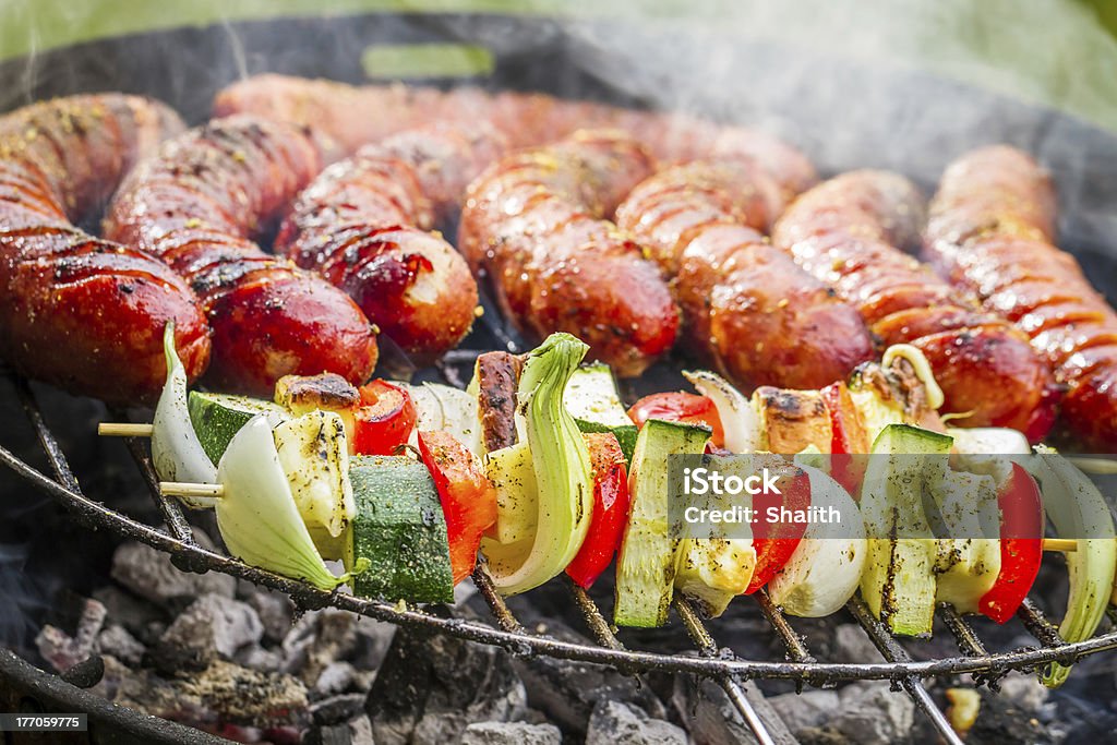 Salsichas e ESPETINHOS NA GRELHA - Foto de stock de Alimentação Não-saudável royalty-free