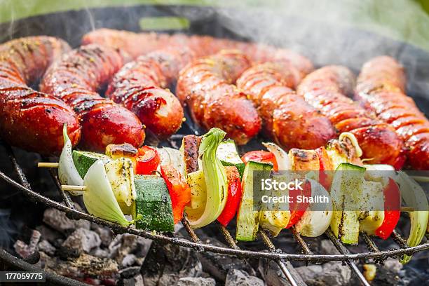 Foto de Salsichas E Espetinhos Na Grelha e mais fotos de stock de Alimentação Não-saudável - Alimentação Não-saudável, Almoço, Assado