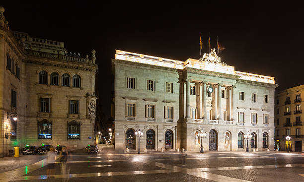 夜の旧市庁舎ます。バルセロナ - gotic ストックフォトと画像