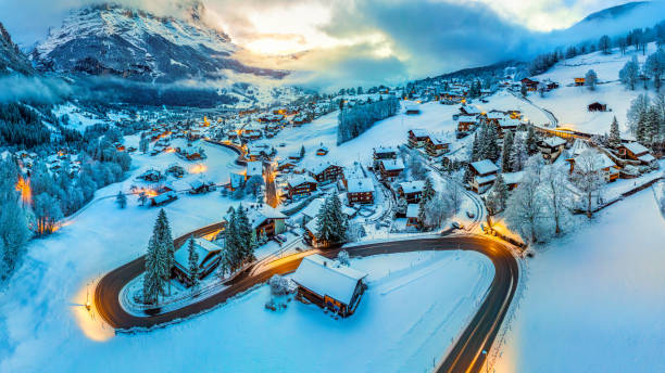 겨울의 황혼에 그린델발트의 파노라마, 스위스. - jungfrau switzerland hiking bernese oberland 뉴스 사진 이미지