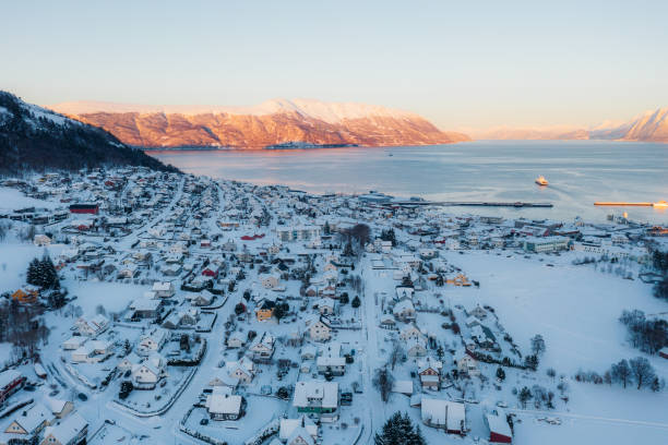 vista aérea do dramático pôr do sol de inverno sobre a cidade cênica pelo fiorde na noruega - more objects - fotografias e filmes do acervo