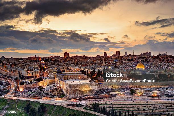 Edificios De La Ciudad De Jerusalén Antigua Foto de stock y más banco de imágenes de Jerusalén - Jerusalén, Muro de las Lamentaciones, Noche