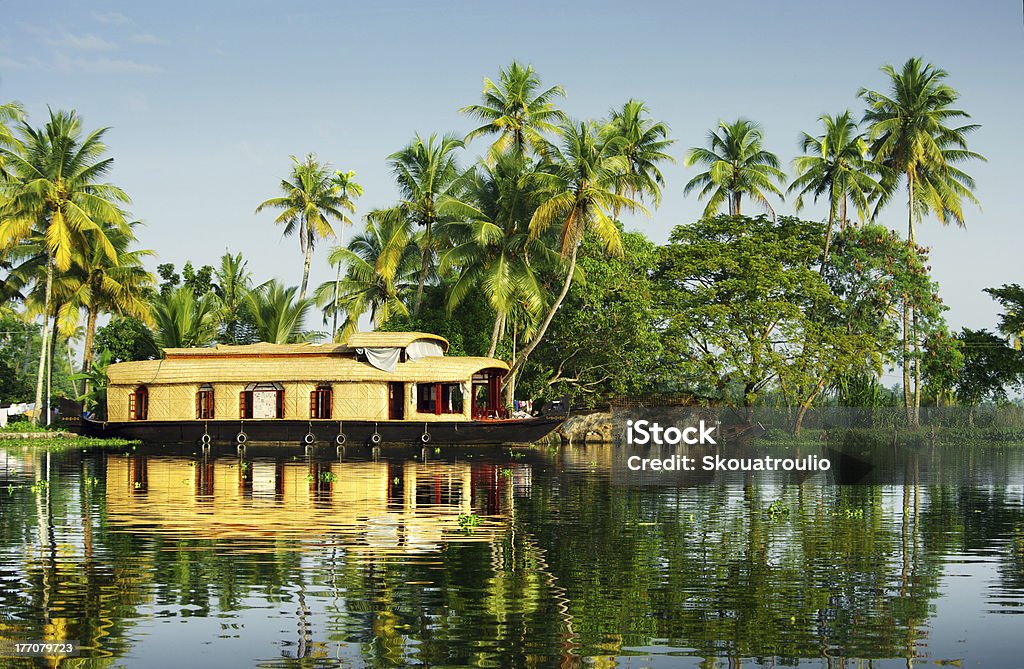 Casa galleggiante con le Backwater di Kerala - Foto stock royalty-free di Casa galleggiante