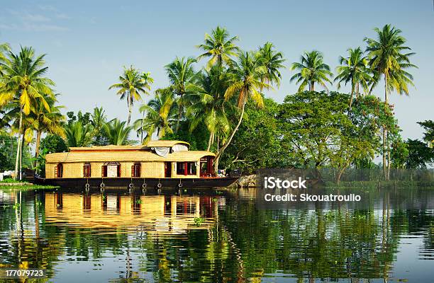 Casa Galleggiante Con Le Backwater Di Kerala - Fotografie stock e altre immagini di Casa galleggiante - Casa galleggiante, India, Acqua