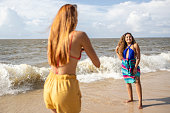 touristin-wird-am-strand-fotografiert.jpg?b=1&s=170x170&k=20&c=GeaxNpXe22i67zp966VX-_P-N0PhrT2WUdahti88bvE=