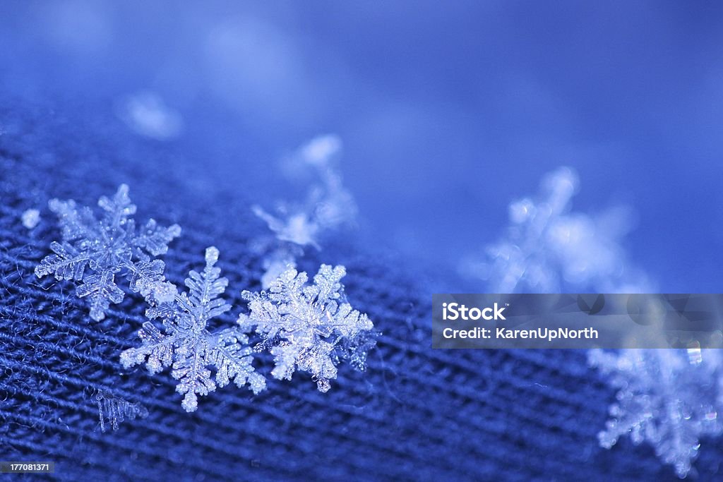 Snowflakes on Tejido azul - Foto de stock de Azul libre de derechos