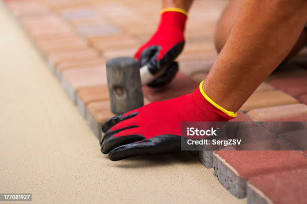 Foto de Builder Estabelece Atiraram Pedras e mais fotos de stock de Antebraço - Antebraço, Areia, Arranjar