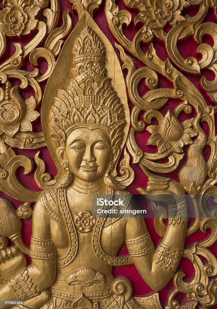 Die goldenen Engel Skulptur am Eingang des thailändischen Tempel - Lizenzfrei Alt Stock-Foto