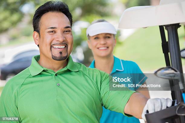 Hombre Hispano Apoyarse En Carrito Antes De Jugar Juego De Golf Foto de stock y más banco de imágenes de Aire libre