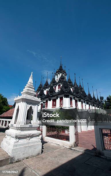 Loha Prasat - Fotografias de stock e mais imagens de Ao Ar Livre - Ao Ar Livre, Arquitetura, Azul