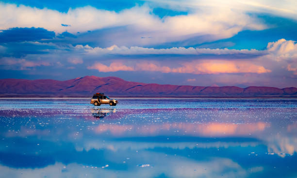 auto in piedi nel mezzo della distesa di sale - salt flat foto e immagini stock