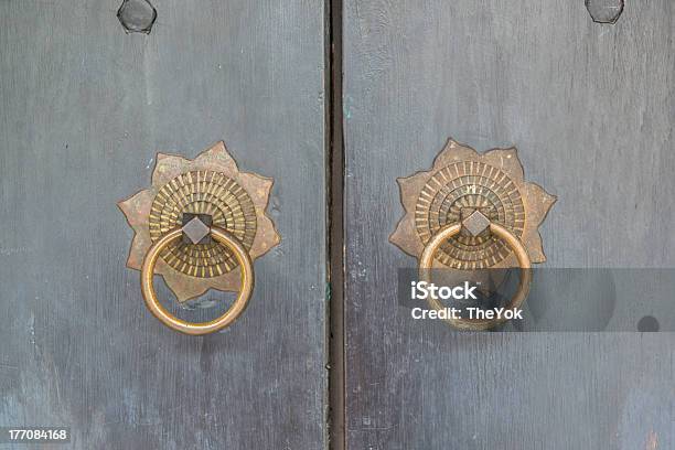 Velha Porta De Madeira Cheio - Fotografias de stock e mais imagens de Antigo - Antigo, Antiguidade, Arcaico