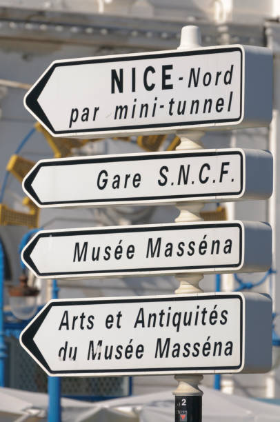 Roadsigns in Nice to Nice Nord par mini-tunnel (Nice North via mini-tunnel), Gare SNCF (French National Railway station), Musée Masséna (Massena Museum), Arts et Antiquités du Musée Masséna (Massena Museum of Arts and Antiquities) señales de tráfico en niza a niza nord par minitúnel (niza norte a través del minitúnel), gare sncf (estación nacional de ferrocarriles de francia), musée masséna (museo massena), arts et antiquités du musée masséna (museo massena de artes y ant