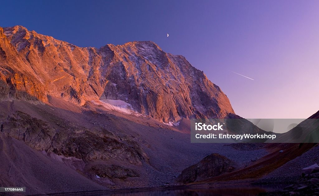 Capitale Peak tramonto con luna e Jet Stream - Foto stock royalty-free di Ambientazione esterna