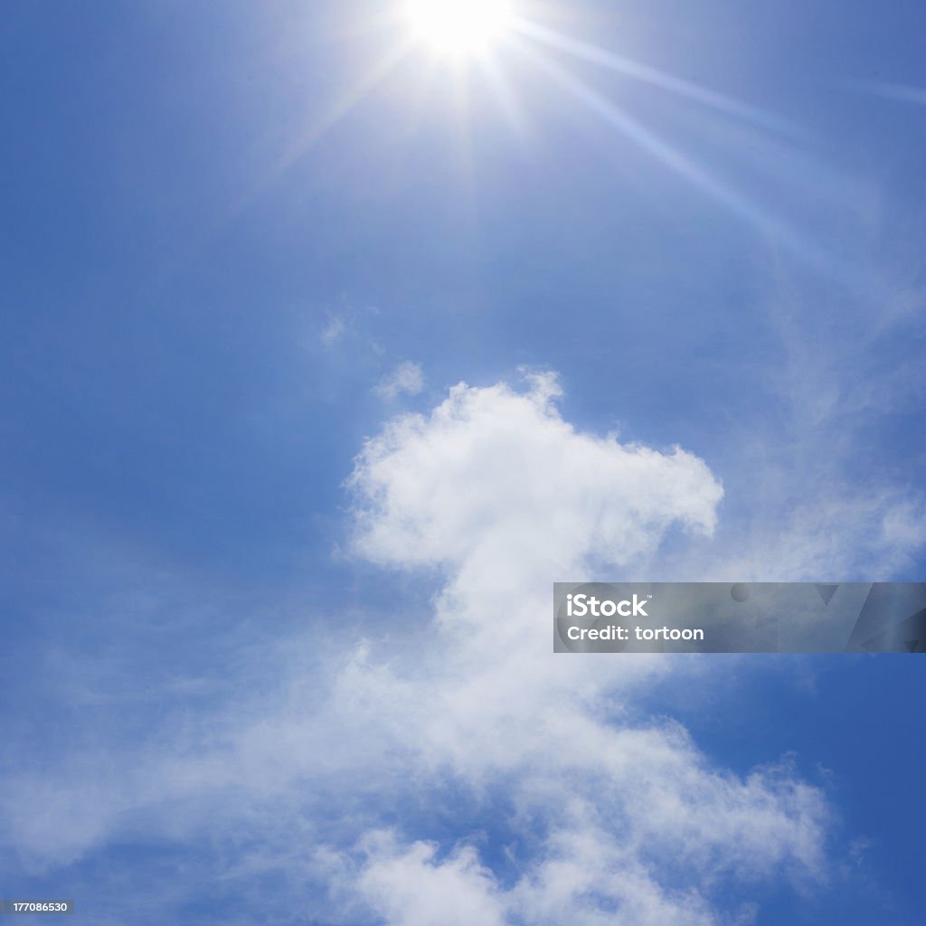 Błękitne niebo z chmur - Zbiór zdjęć royalty-free (Bez ludzi)