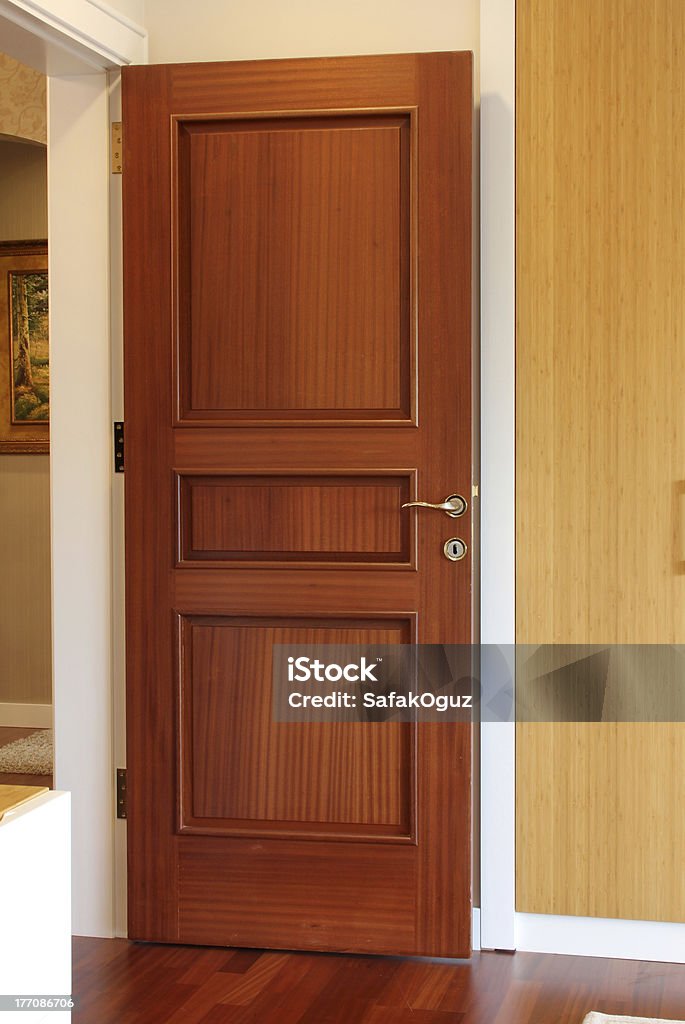 Porte en bois - Photo de Poignée de porte libre de droits