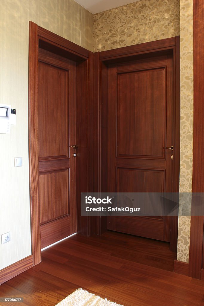 Drewniane drzwi - Zbiór zdjęć royalty-free (Drewno - Tworzywo)