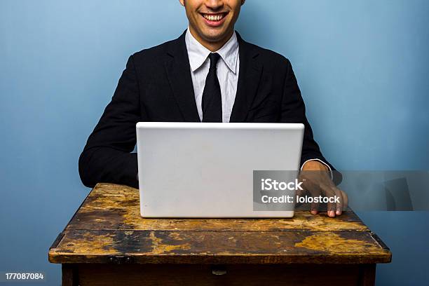 Szczęśliwy Biznesmen Z Laptopa Na Stary Stół - zdjęcia stockowe i więcej obrazów Antyczny - Antyczny, Azjaci, Barwne tło