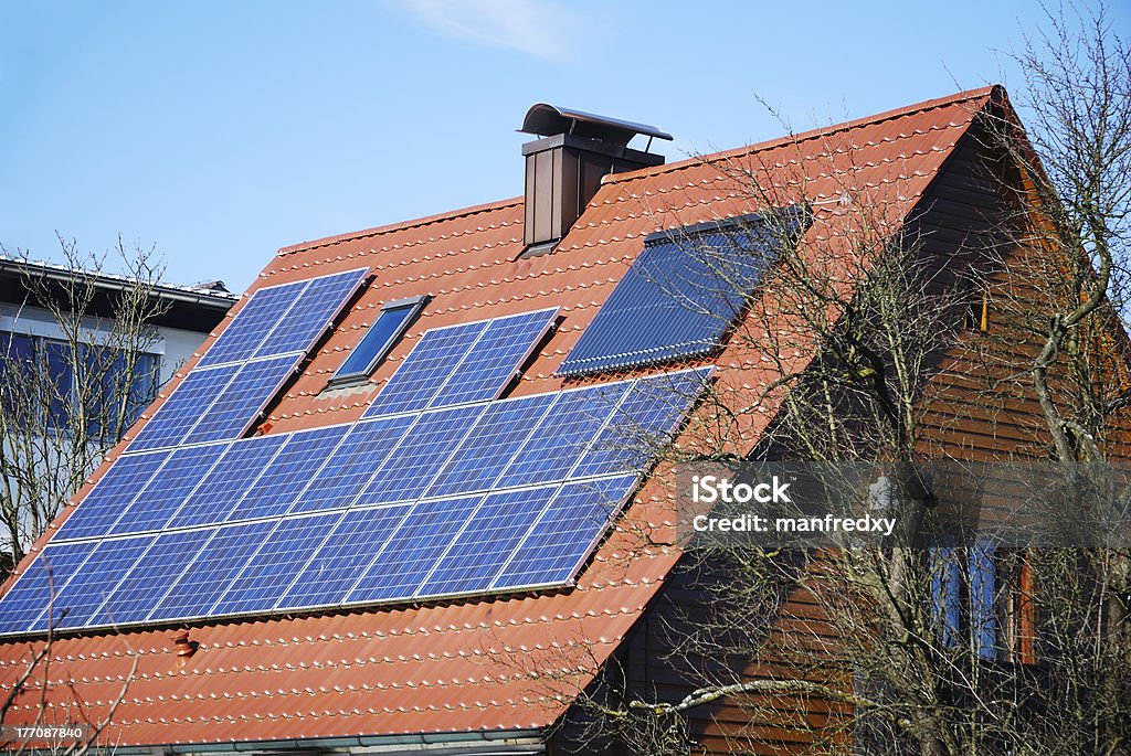 Photovoltaic und Solar Heizung - Lizenzfrei Architektonisches Detail Stock-Foto