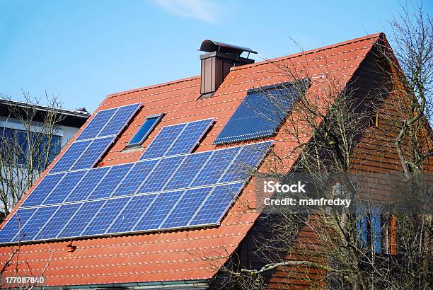 Photovoltaic Und Solar Heizung Stockfoto und mehr Bilder von Architektonisches Detail - Architektonisches Detail, Bauwerk, Dach