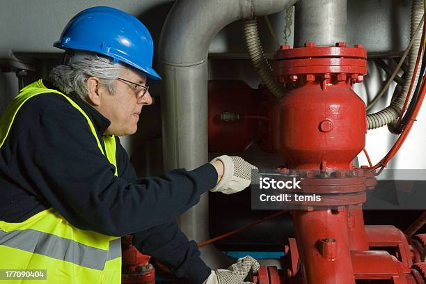 Foto de Consertador e mais fotos de stock de Adulto - Adulto, Artesão, Cano