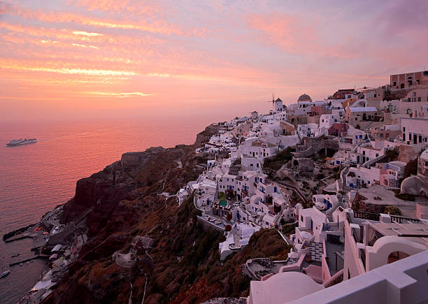 famoso santorini atardecer - greek islands table window sun fotografías e imágenes de stock